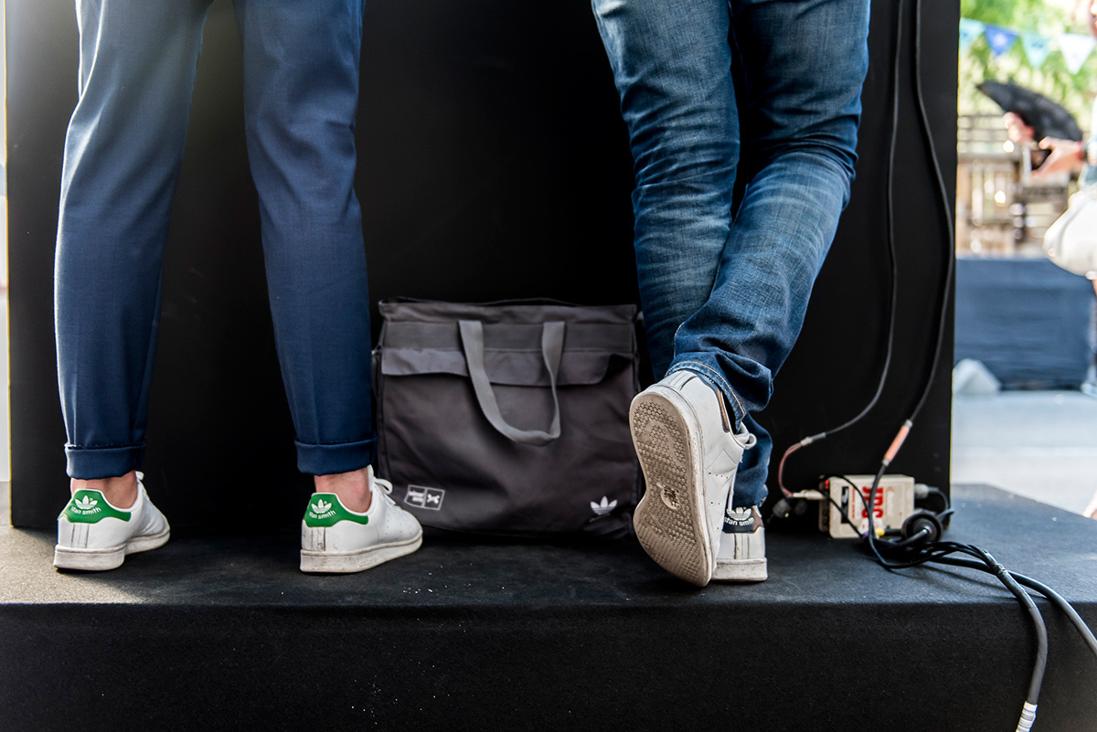 calcetines con zapatillas blancas